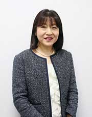 理事の顔写真 国立法人大学 弘前大学教育担当理事・副学長 郡(こおり)千寿子